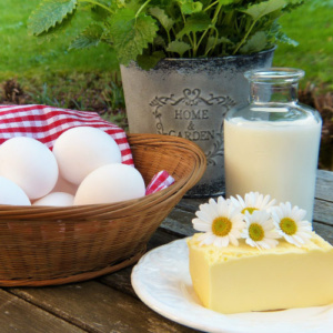 Białko w diecie, OverStitch, masło, jaja i mleko na stole