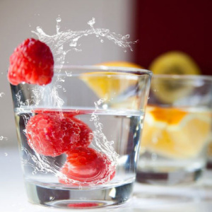 Nawodnienie w diecie, szklanka wody z malinami, OverStitch