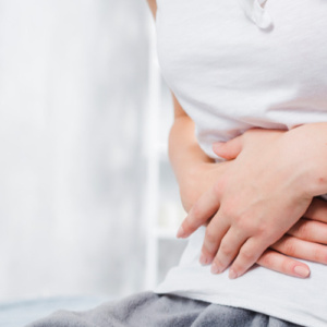 Dumping Syndrome, kobieta trzymająca się za brzuch, overstitch, zmniejszanie żołądka